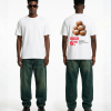 Wit unisex T-shirt voor- en achteraanzicht gedragen door mannelijk model met Oliebollen 5 stuks supermarkt reclame print op de rug