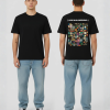 Zwart unisex T-shirt voor- en achteraanzicht gedragen door mannelijk model met Ook Mijn Weekend print en kleurrijke festival illustraties op de rug