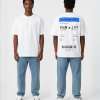 Wit T-shirt met blauwe boarding pass print en eigen tekst op de rug