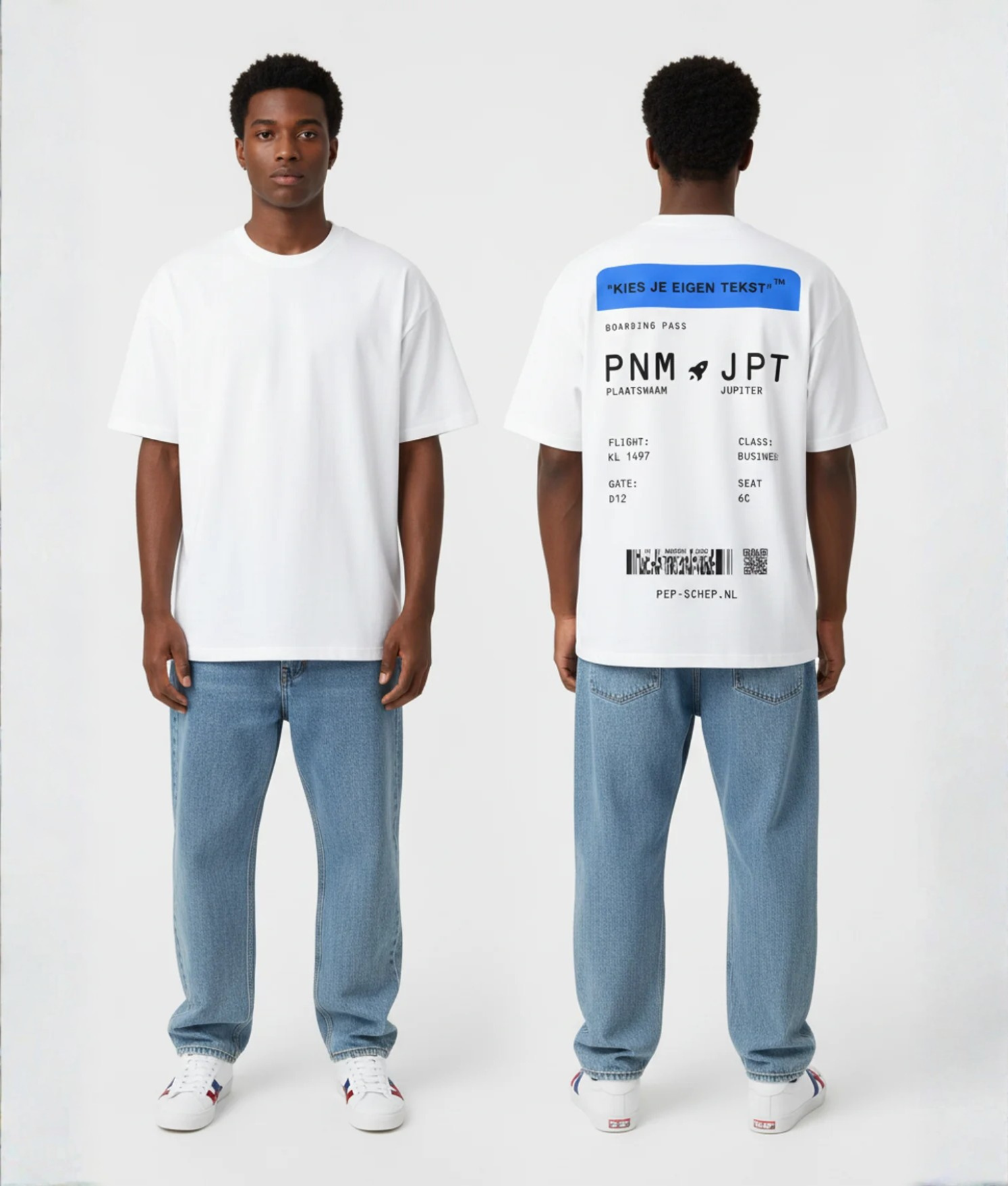Wit T-shirt met blauwe boarding pass print en eigen tekst op de rug
