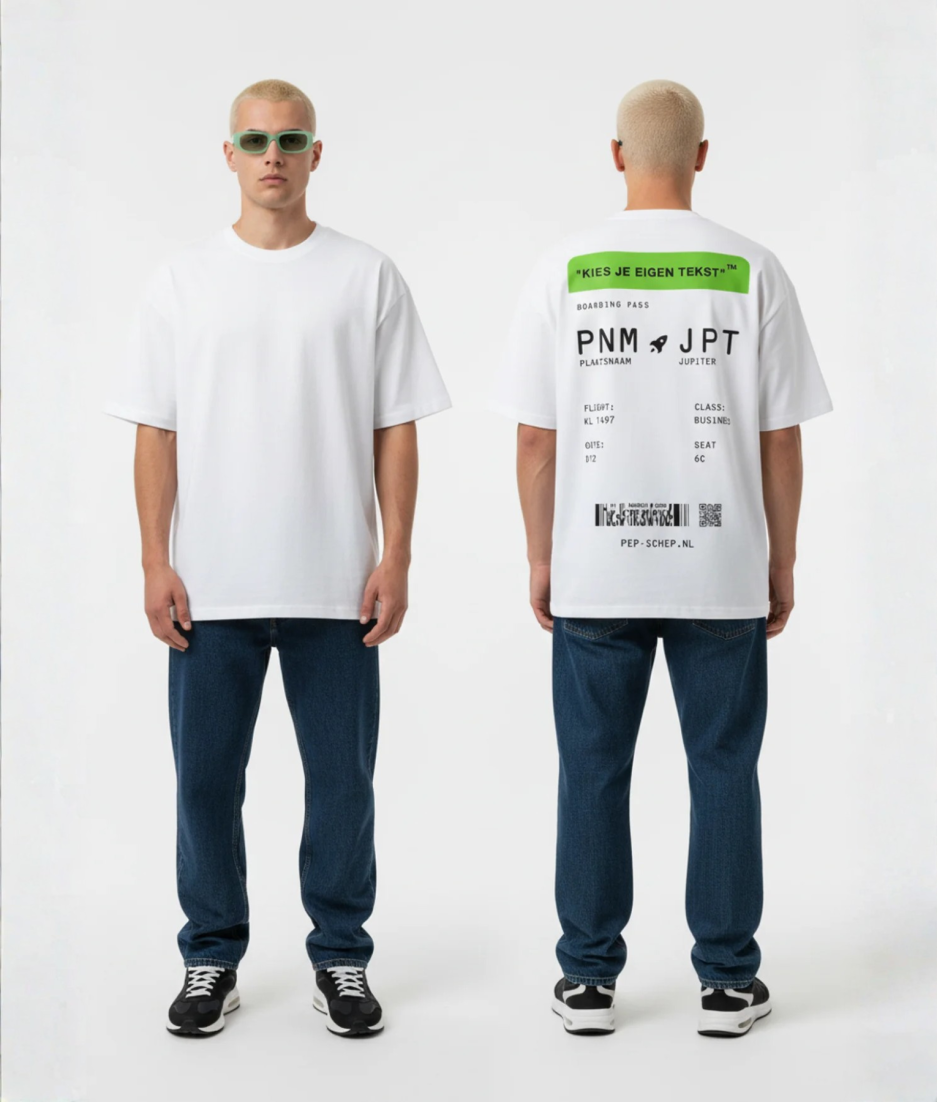 Wit T-shirt met groene boarding pass print en eigen tekst op de rug