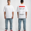 Wit T-shirt met rode boarding pass print en eigen tekst op de rug