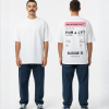 Wit T-shirt met roze boarding pass print en eigen tekst op de rug
