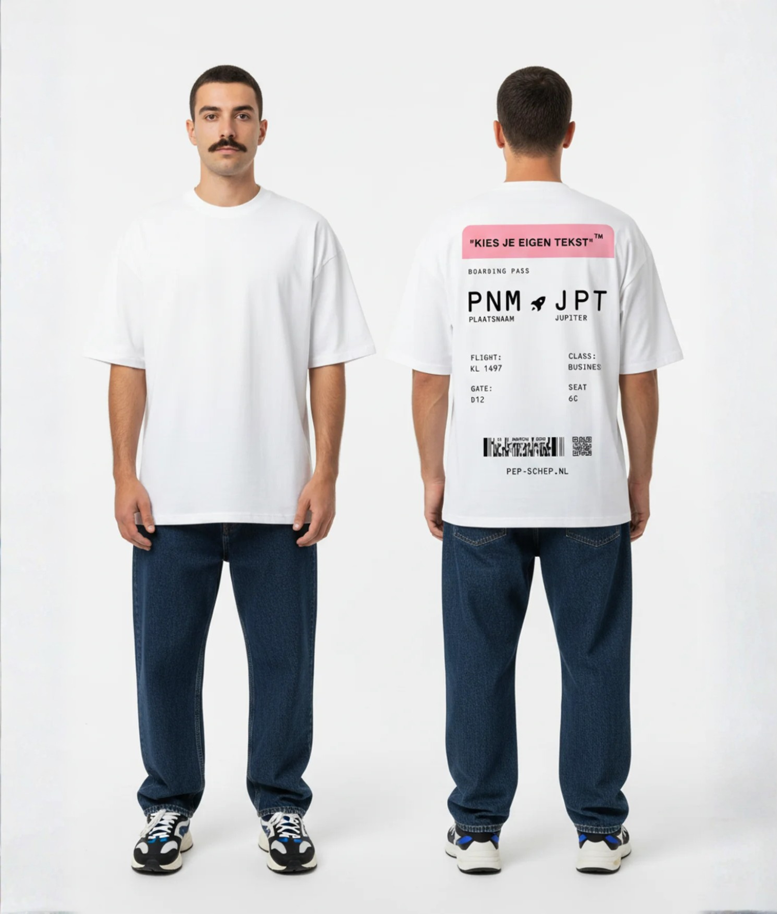Wit T-shirt met roze boarding pass print en eigen tekst op de rug