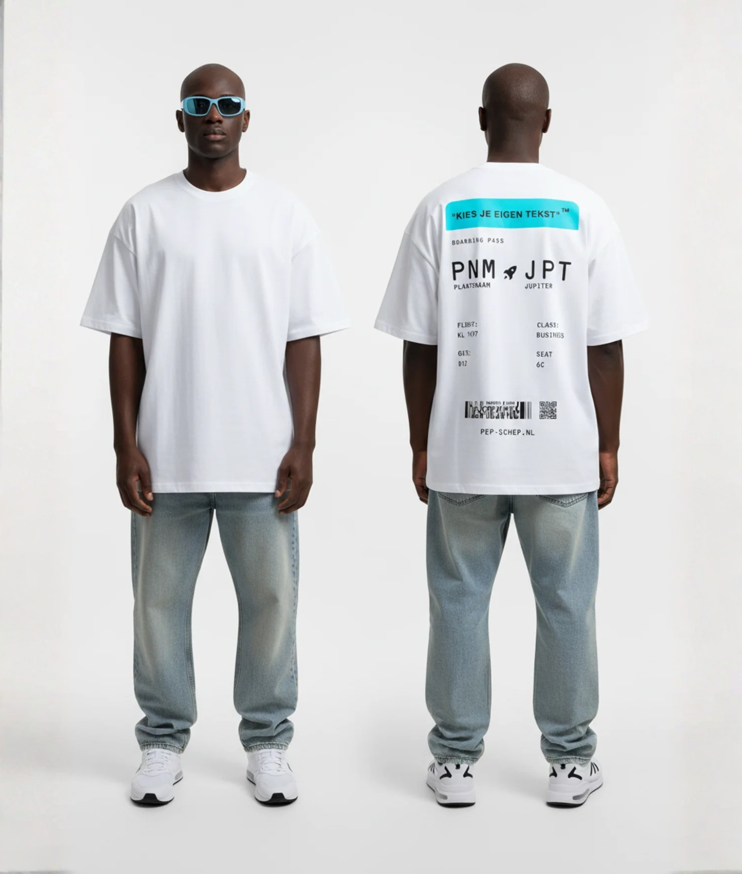 Wit T-shirt met blauwe boarding pass print en eigen tekst op de rug
