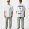 Wit T-shirt met paarse boarding pass print en eigen tekst op de rug