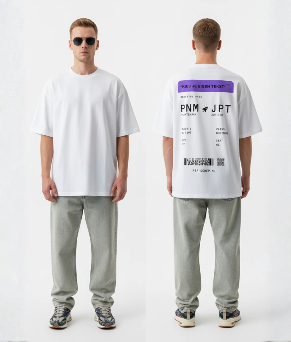 Wit T-shirt met paarse boarding pass print en eigen tekst op de rug