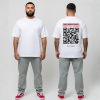 Wit T-shirt met roze eigen tekst banner, grote zwarte QR-code en DURF TE SCANNEN tekst op de rug