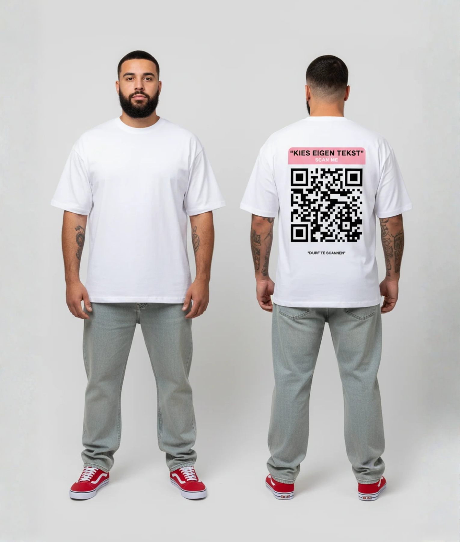 Wit T-shirt met roze eigen tekst banner, grote zwarte QR-code en DURF TE SCANNEN tekst op de rug