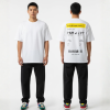 Wit T-shirt met gele boarding pass print en eigen tekst op de rug