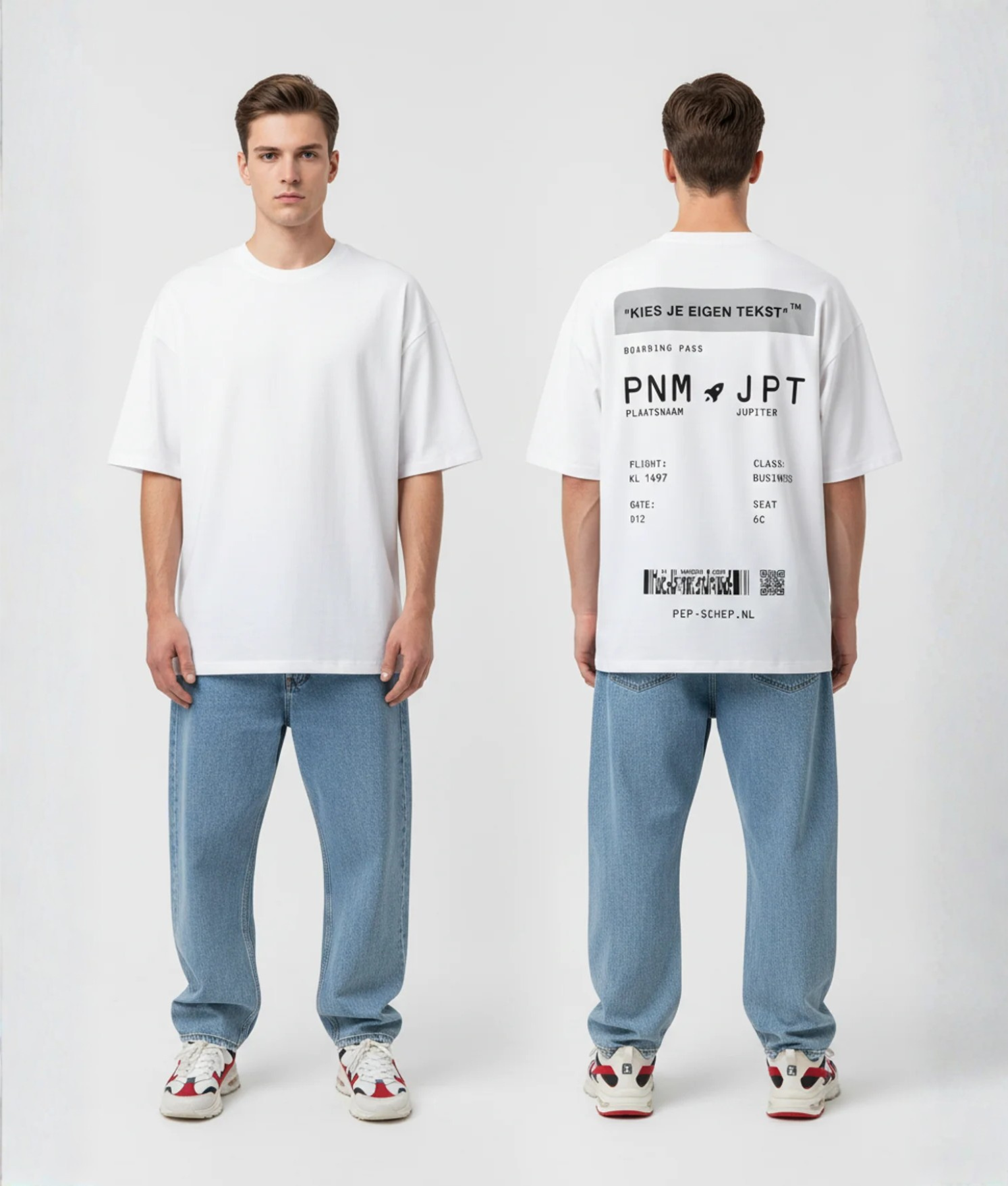 Wit T-shirt met grijze boarding pass print en eigen tekst op de rug