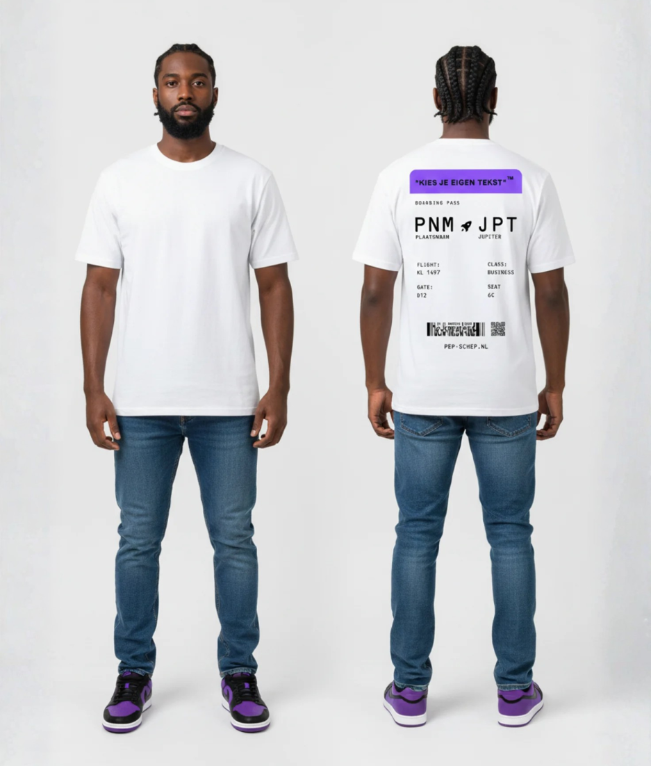 Wit T-shirt met paarse eigen tekst banner en boarding pass print met PNM naar JPT vluchtdetails en PEP-SCHEP.NL tekst op de rug