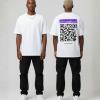 Wit T-shirt met paarse eigen tekst banner, grote zwarte QR-code en DURF TE SCANNEN tekst op de rug