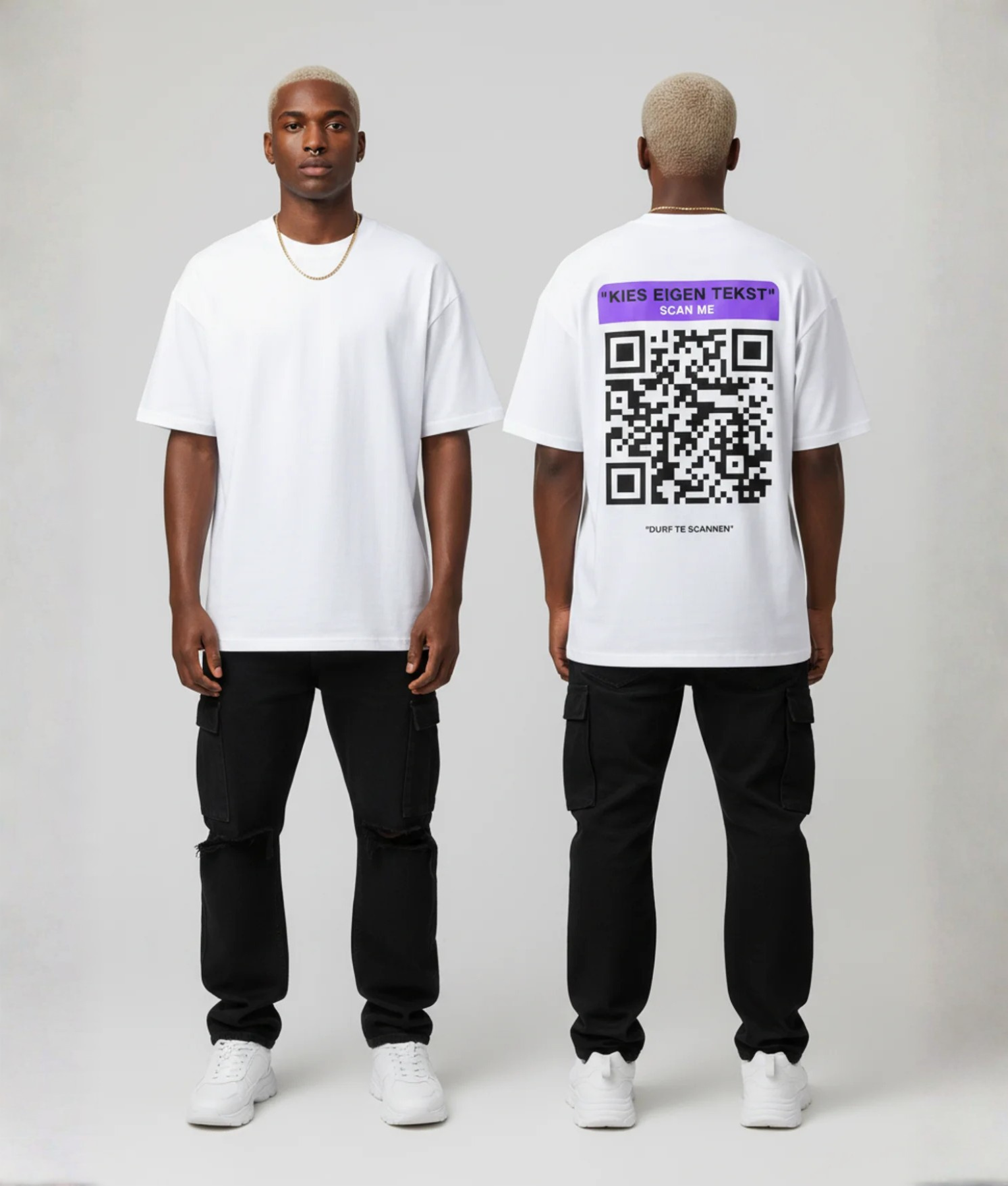 Wit T-shirt met paarse eigen tekst banner, grote zwarte QR-code en DURF TE SCANNEN tekst op de rug