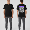 Zwart unisex T-shirt voor- en achteraanzicht gedragen door mannelijk model met paarse Kies Eigen Tekst banner en grote zwart-witte QR-code personaliseerbaar op de rug