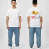 Wit T-shirt met supermarkt aanbieding print van patatje oorlog met friet foto, PER PORTIE, 3,90 prijs en Patatje oorlog tekst op de rug