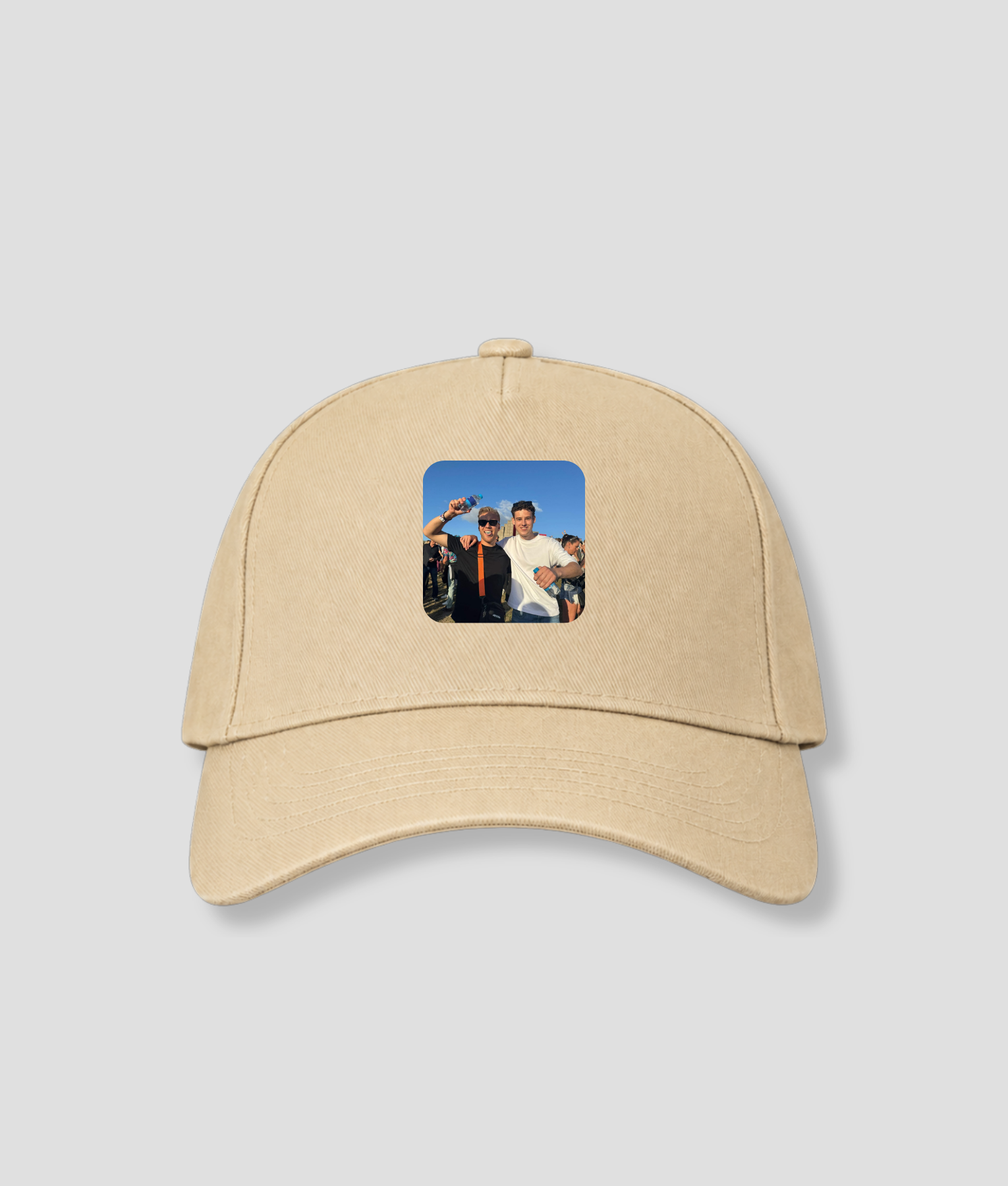 Beige cap met vierkante persoonsfoto opdruk op voorpaneel