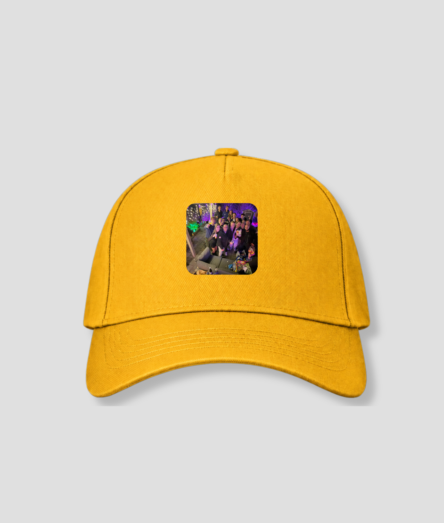 Gele cap met vierkante groepsfoto opdruk op voorpaneel