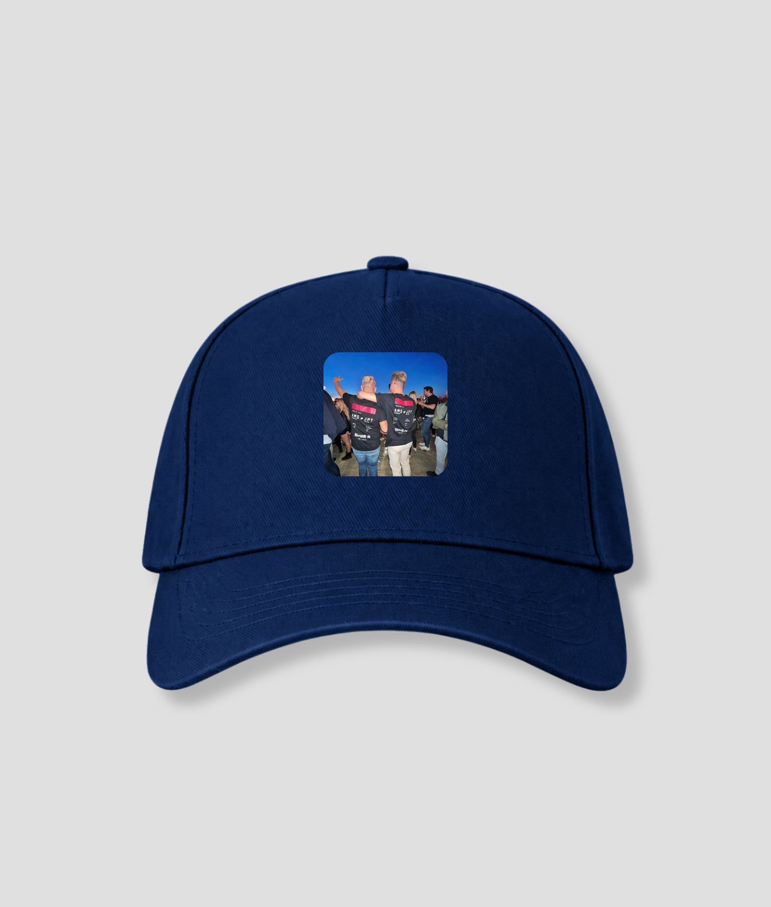 Donkerblauwe cap met vierkante groepsfoto opdruk op voorpaneel
