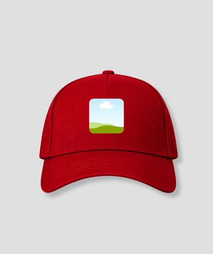 Rode cap met vierkante landschapsfoto opdruk op voorpaneel