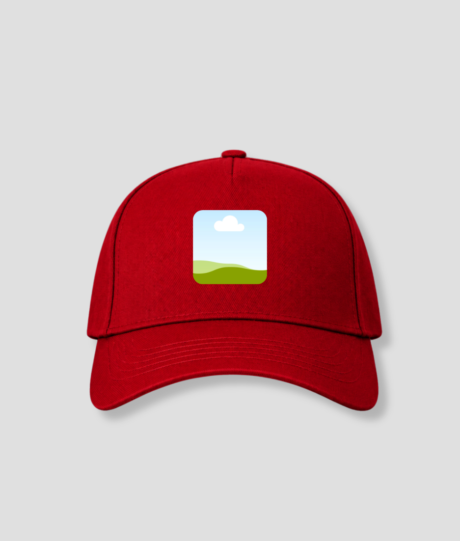 Rode cap met vierkante landschapsfoto opdruk op voorpaneel