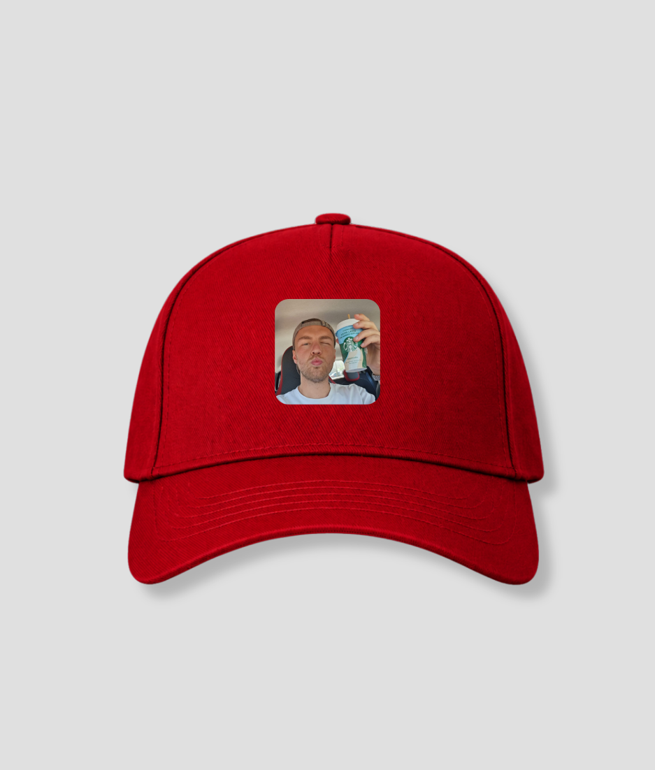 Rode cap met vierkante persoonsfoto opdruk op voorpaneel