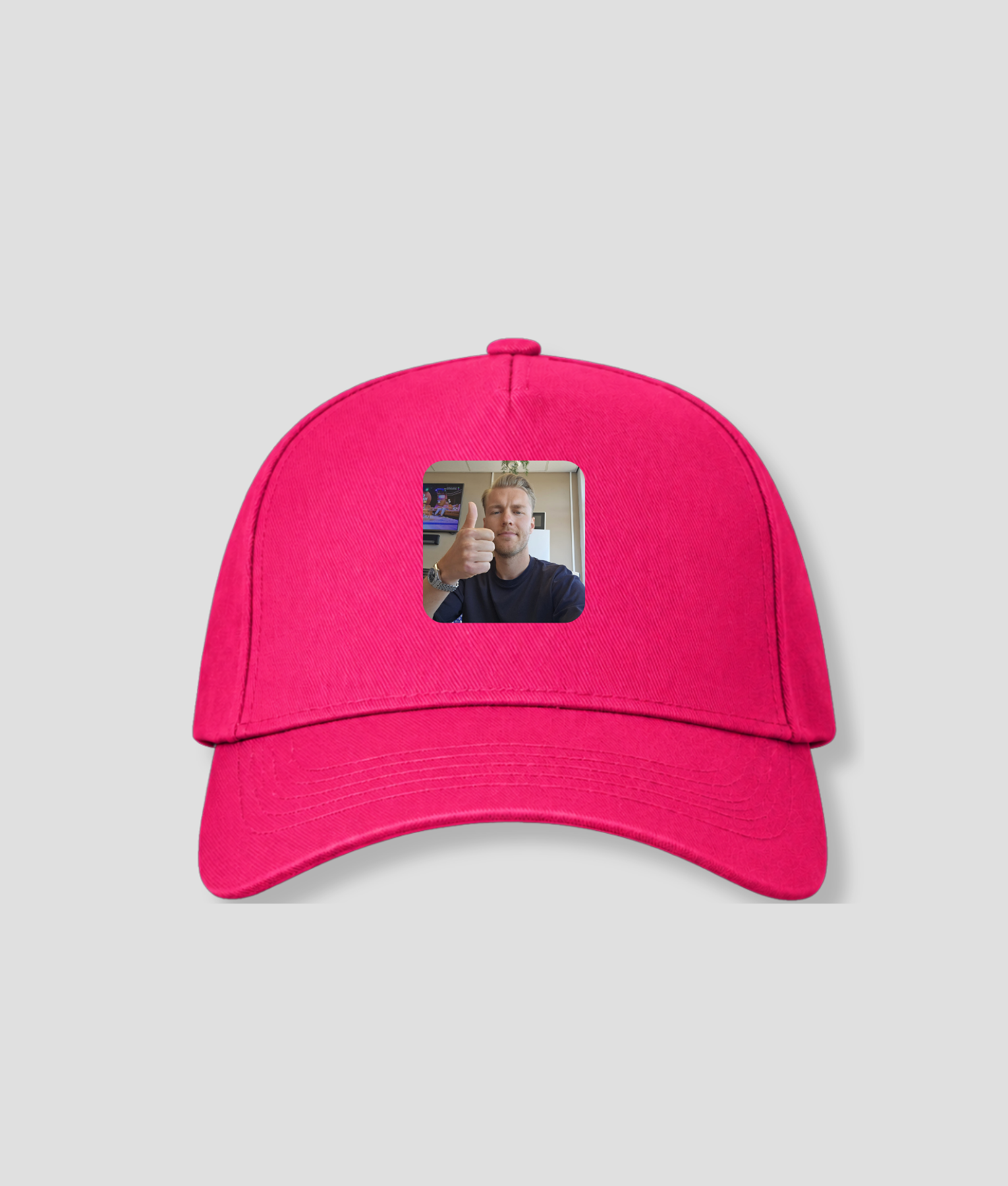 Felroze cap met vierkante persoonsfoto opdruk op voorpaneel