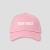 Roze cap met witte tekst EIGEN TEKST op het voorpaneel