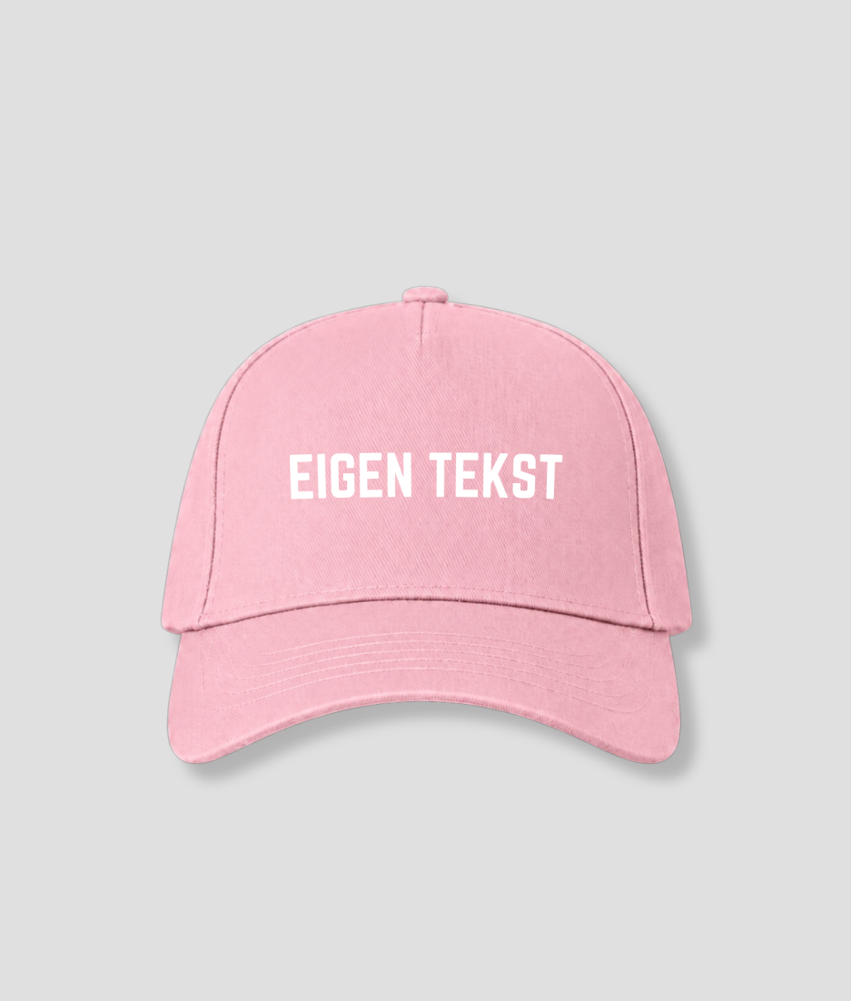 Roze cap met witte tekst EIGEN TEKST op het voorpaneel