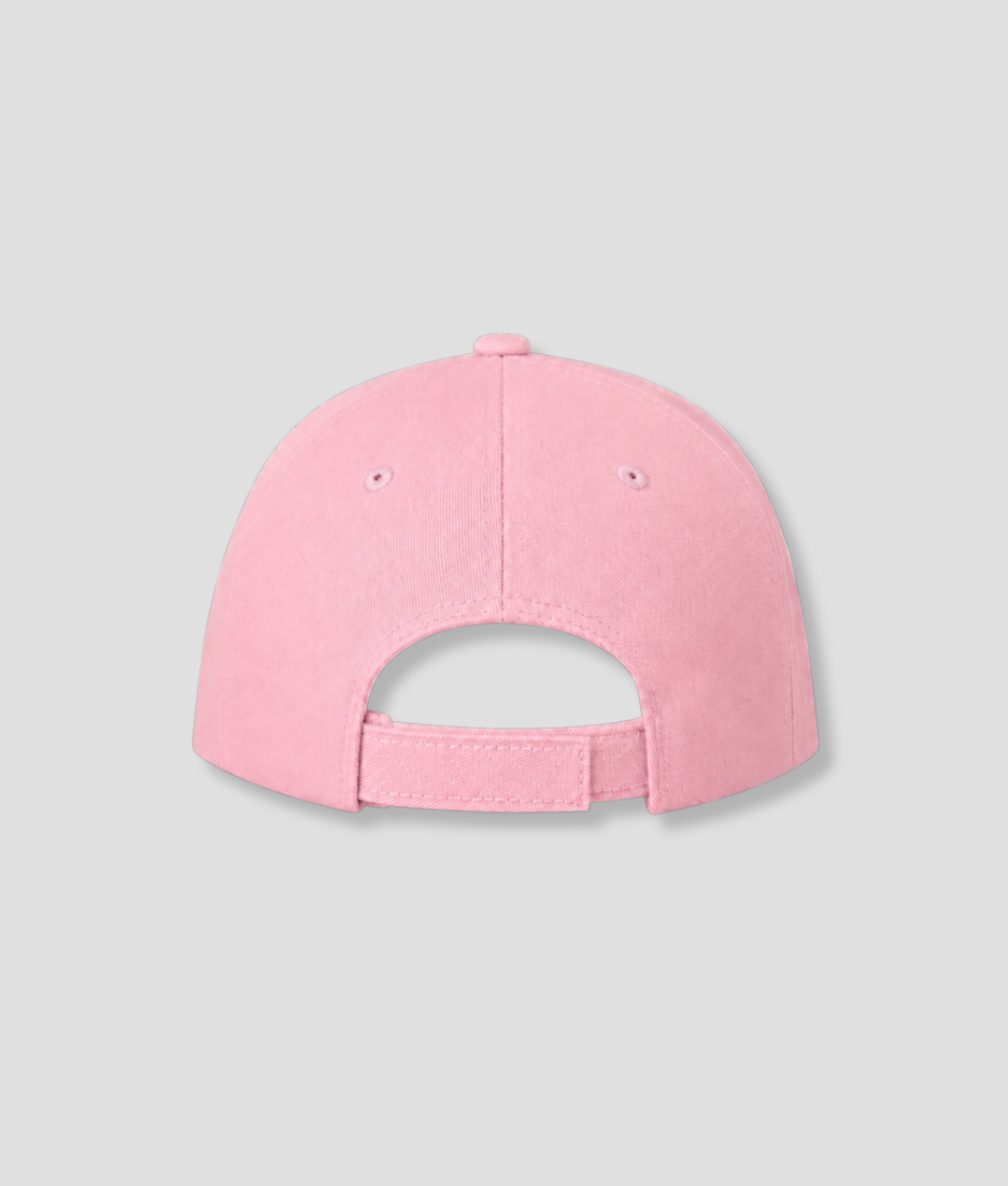 Achterkant roze cap met verstelbare klittenband sluiting
