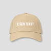 Beige cap met witte tekst EIGEN TEKST op het voorpaneel