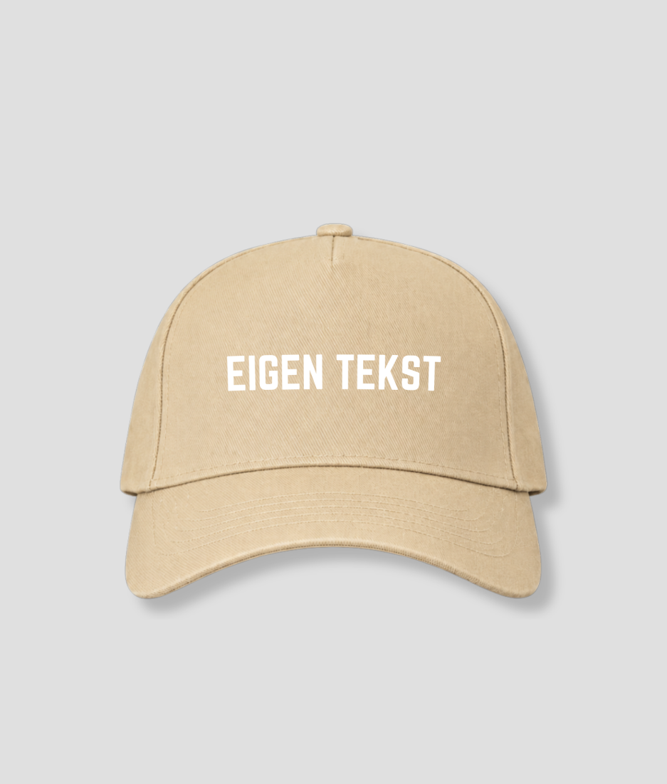 Beige cap met witte tekst EIGEN TEKST op het voorpaneel