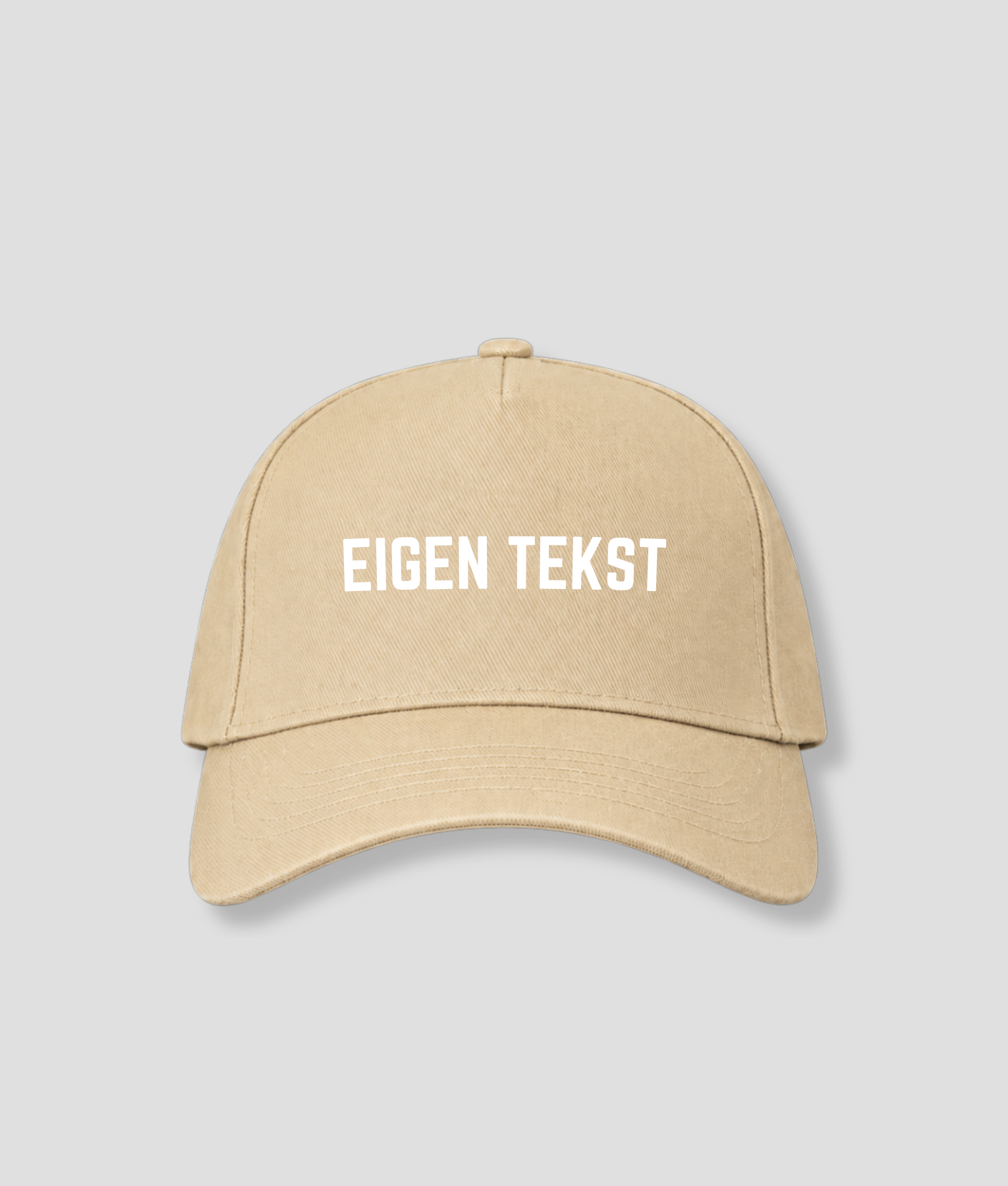 Beige cap met witte tekst EIGEN TEKST op het voorpaneel