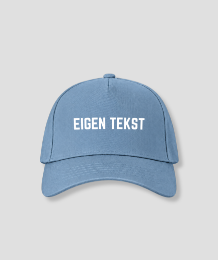 Lichtblauwe cap met witte tekst EIGEN TEKST op het voorpaneel