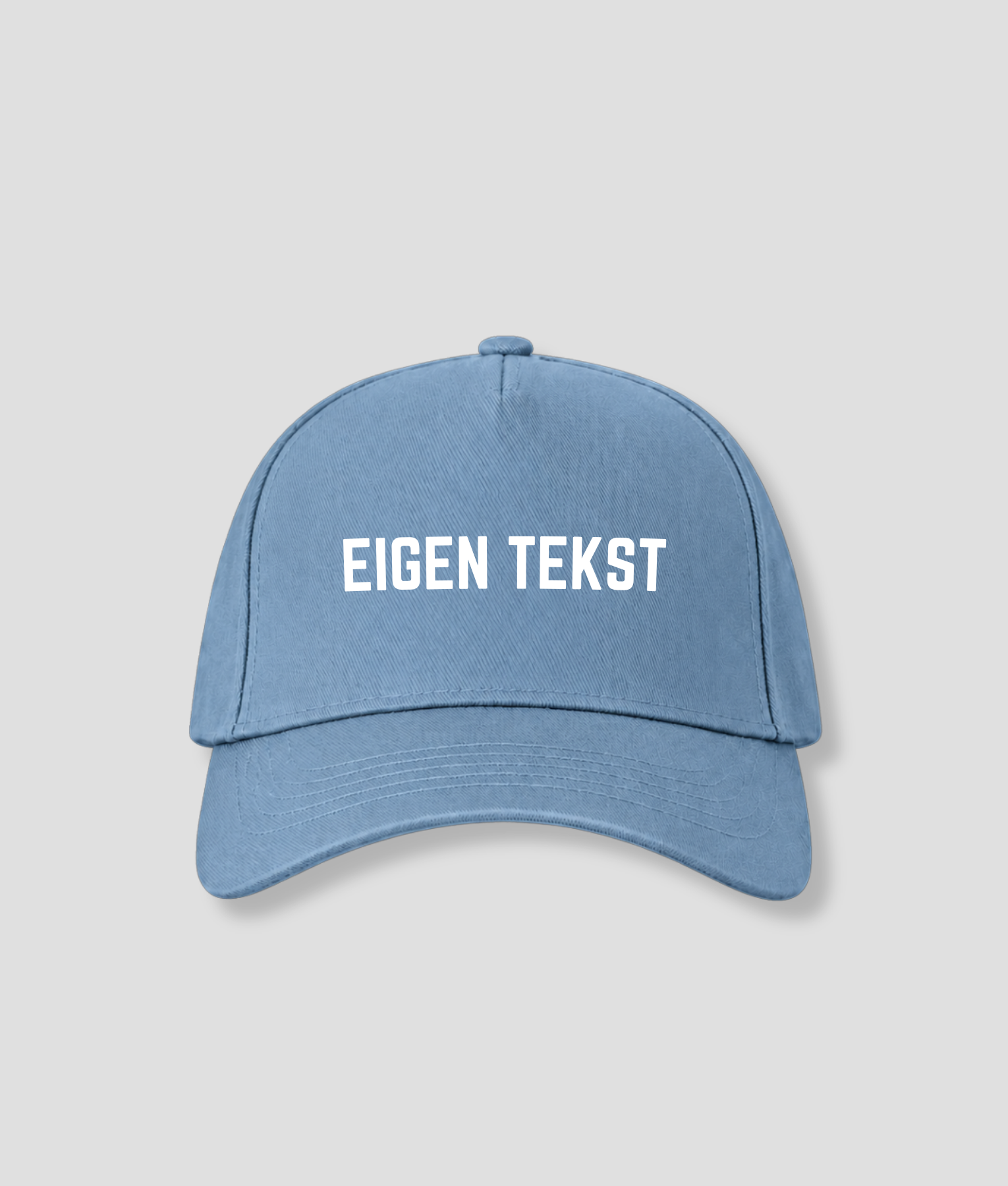 Lichtblauwe cap met witte tekst EIGEN TEKST op het voorpaneel