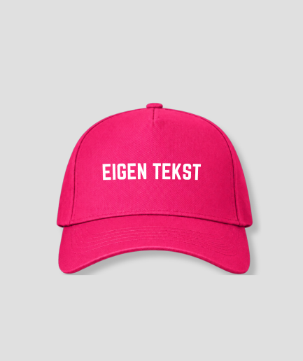 Felroze cap met witte tekst EIGEN TEKST op het voorpaneel