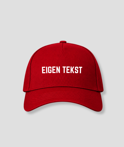 Rode cap met witte tekst EIGEN TEKST op het voorpaneel