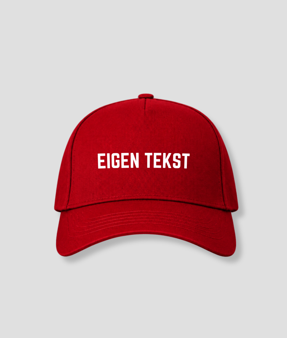 Rode cap met witte tekst EIGEN TEKST op het voorpaneel