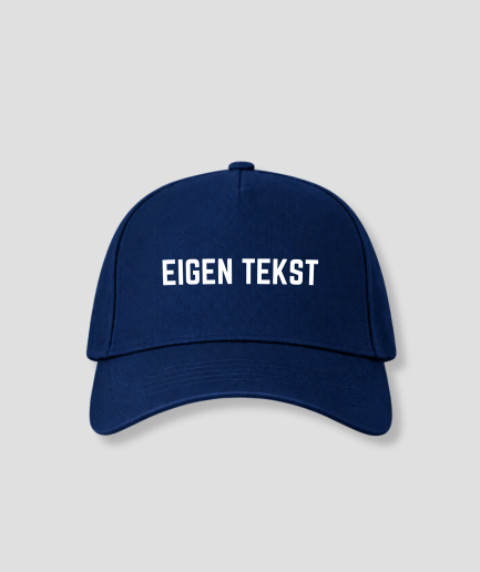 Donkerblauwe cap met witte tekst EIGEN TEKST op het voorpaneel