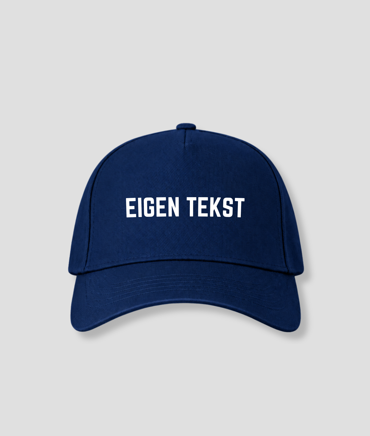 Donkerblauwe cap met witte tekst EIGEN TEKST op het voorpaneel