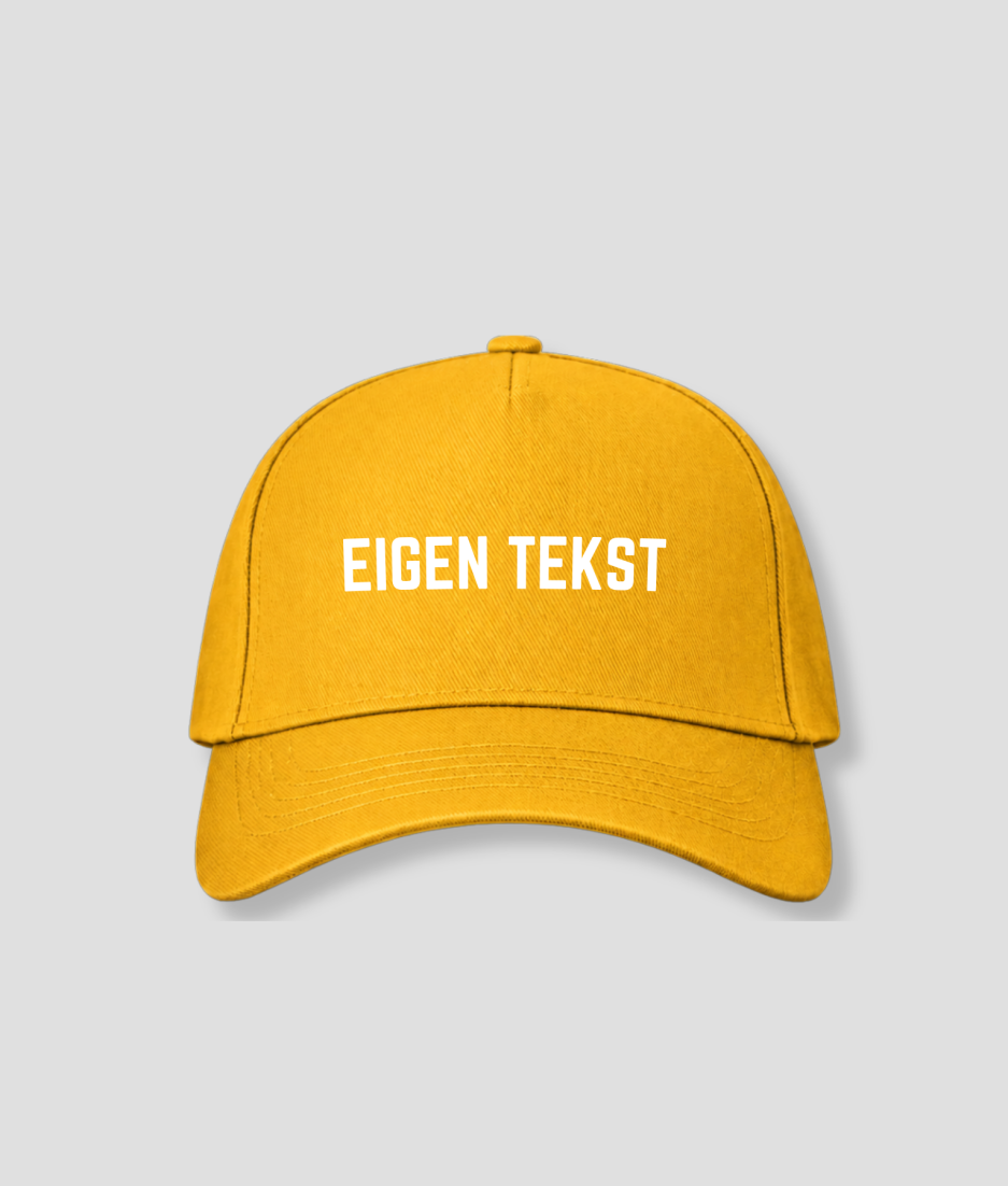 Gele cap met witte tekst EIGEN TEKST op het voorpaneel