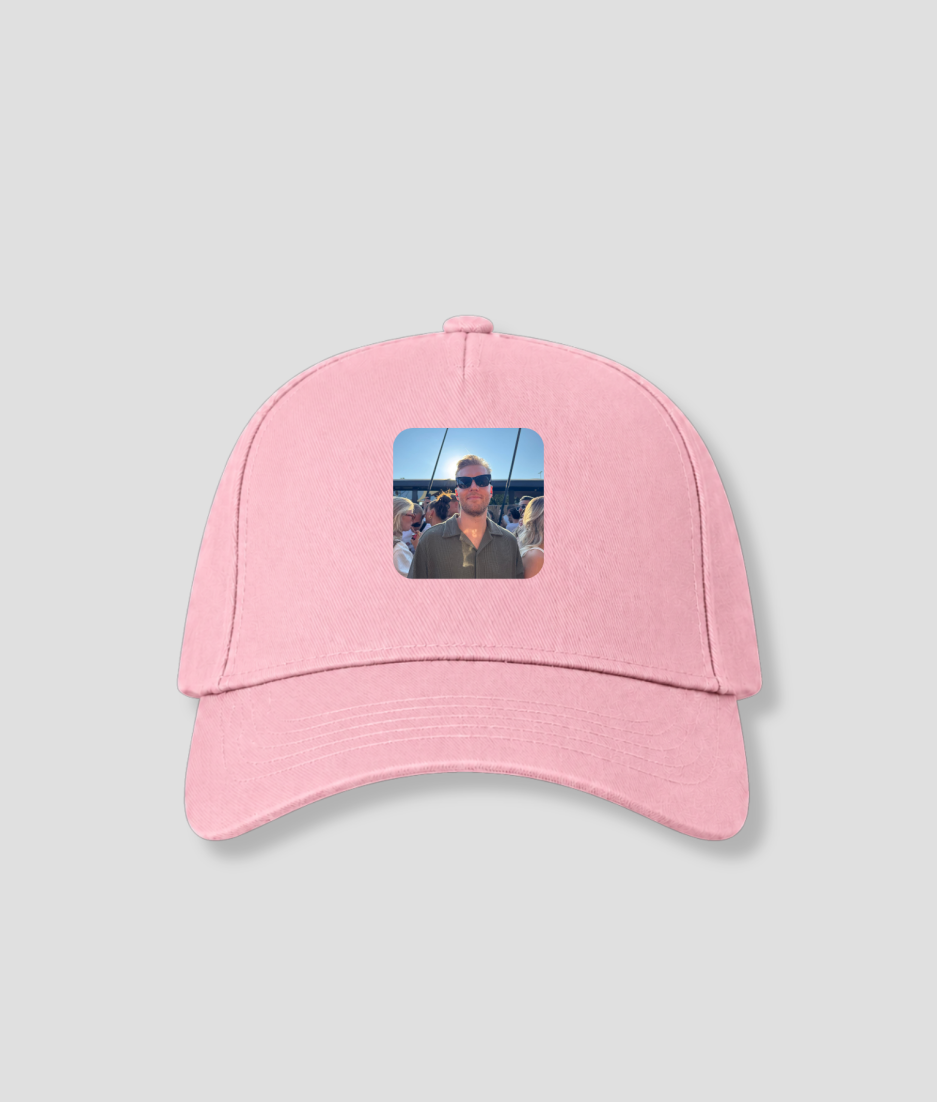 Roze cap met vierkante persoonsfoto opdruk op voorpaneel