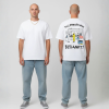Wit T-shirt met PILLENBOERUHH BEDANKT tekst en kleurrijke festival markt illustratie met figuur in geel pak op de rug
