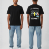 Zwart T-shirt met PILLENBOERUHH tekst, cartoon drugskraam illustratie met gele figuur en kleurrijke tassen en BEDANKT! tekst op de rug
