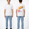 Wit unisex T-shirt voor- en achteraanzicht gedragen door mannelijk model met Pistolet wit 4 stuks supermarkt reclame print op de rug