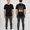 Zwart T-shirt met Polaroid foto frame met feestfoto, KIES JE EIGEN TEKST banner en kleine witte icoontjes als achtergrond op de rug