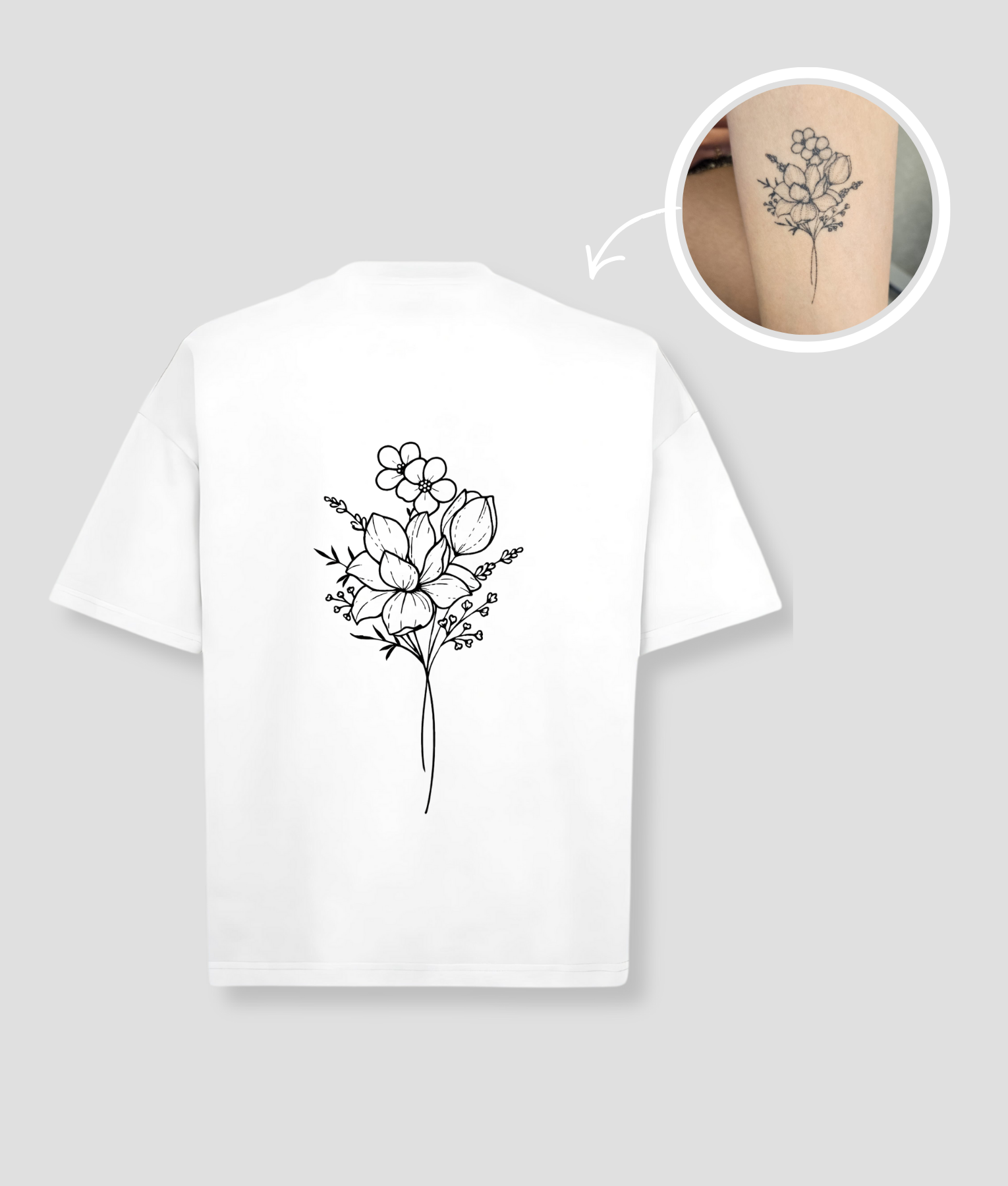 Wit oversized unisex t-shirt met bloemen boeket tattoo opdruk van PEP SCHEP – zwarte botanische bloem illustratie op de voorkant, eigen tattoo uploadbaar als print