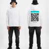 Witte hoodie met turquoise QR-code banner en eigen tekst op de rug