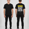 Zwart T-shirt met geel eigen tekst banner, grote zwart-witte QR-code en DURF TE SCANNEN tekst op de rug
