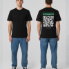 Zwart unisex T-shirt voor- en achteraanzicht gedragen door mannelijk model met QR-code en kies eigen tekst print in groen kader op de rug